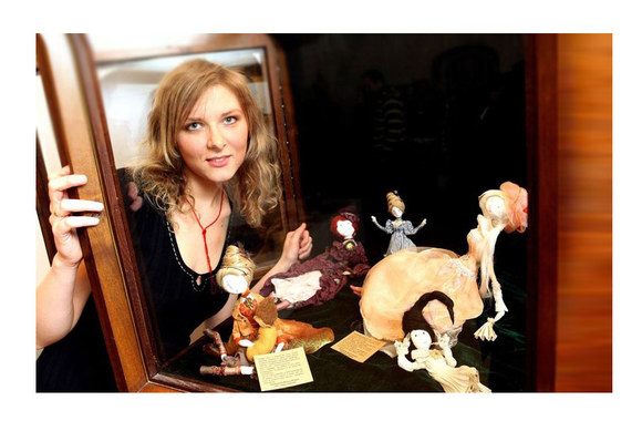 Menininkė Martyna Plioplytė Zujienė su savo kurtomis lėlėmis