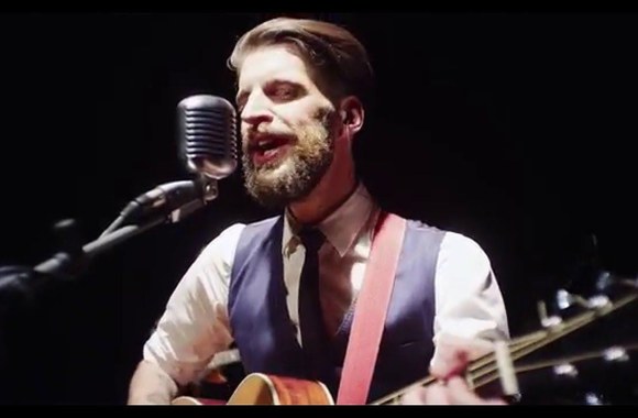 freaks-on-floor-hold-on-to-me-live