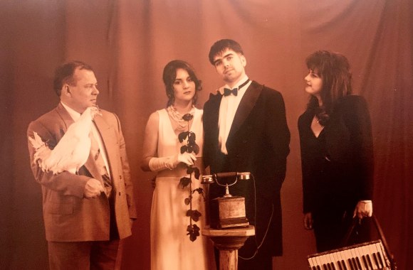 Jaunavedžiai Livija ir Marijus Gradauskai su santuokos liudininkais, 1996 m. rugpjūčio 9 d. / Sauliaus Paukščio nuotr.