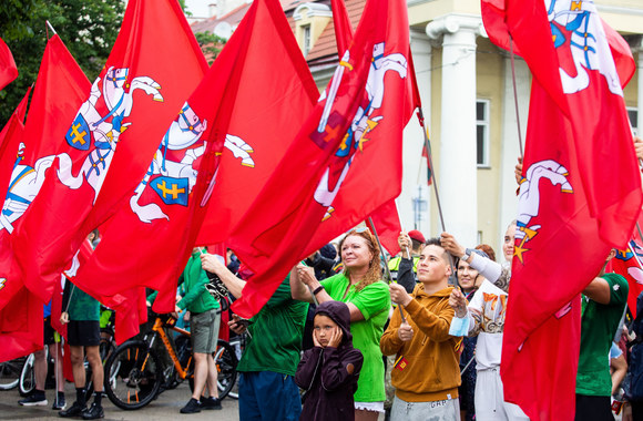 Valstybės vėliavų pakėlimo ceremonijos akimirka / Irmanto Gelūno / „ŽMONĖS Foto“ nuotr