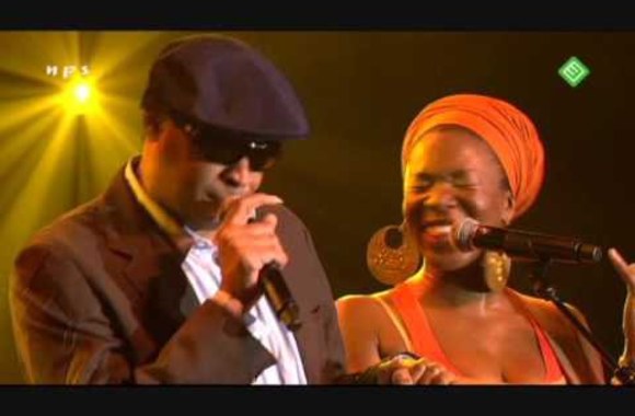 VIDEO kadras: India Arie & Raul Midon - Back to the middle NSJ 2007