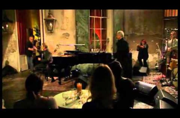 VIDEO kadras: Hugh Laurie and Tom Jones - Baby Please Make a Change
