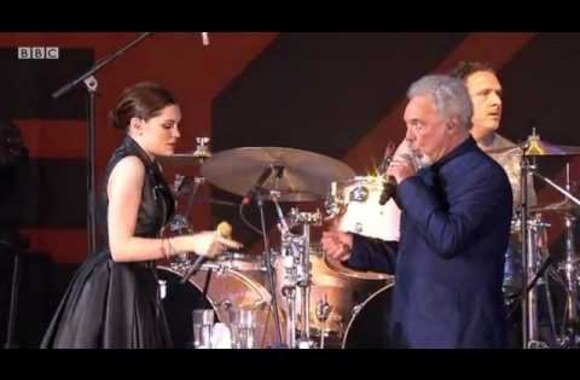 VIDEO kadras: Tom Jones & Jessie J perform Mockingbird   Live in Hyde Park 2012   BBC Radio 2