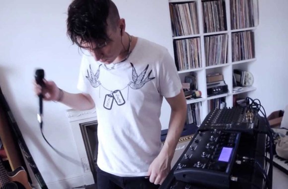 VIDEO kadras: THePETEBOX \'Live To Tape\' Series - Loser\'s Paradise - Loop Pedal Beatbox