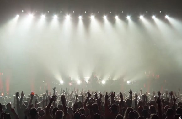 VIDEO kadras: Peter Gabriel - In Your Eyes (Back To Front)