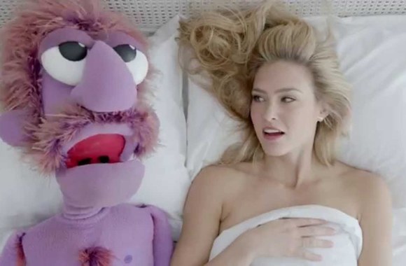 VIDEO kadras: „Hoodies“ reklama su Bar Refaeli