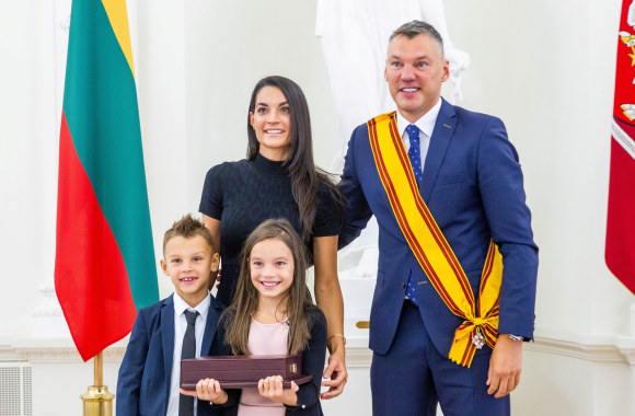 „Žalgirio“ treneriui Šarūnui Jasikevičiui įteiktas Dalios Grybauskaitės apdovanojimas 