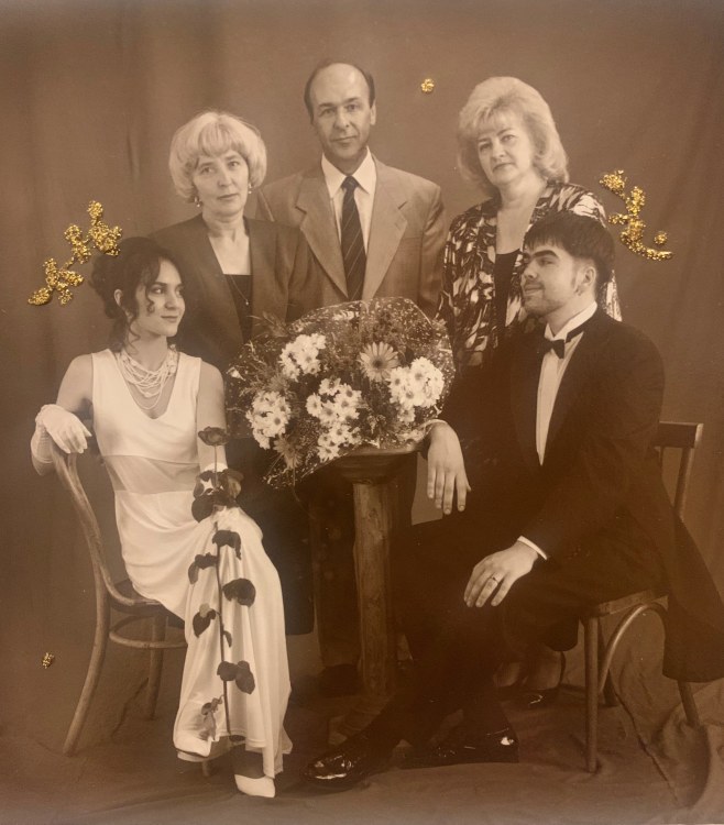 Jaunavedžiai Livija ir Marijus Gradauskai su tėvais, 1996 m. rugpjūčio 9 d. / Sauliaus Paukščio nuotr.

