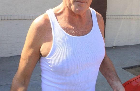 Aktorius Davidas Hasselhoffas po šokių repeticijos kavą gurkšnojo automobilyje.