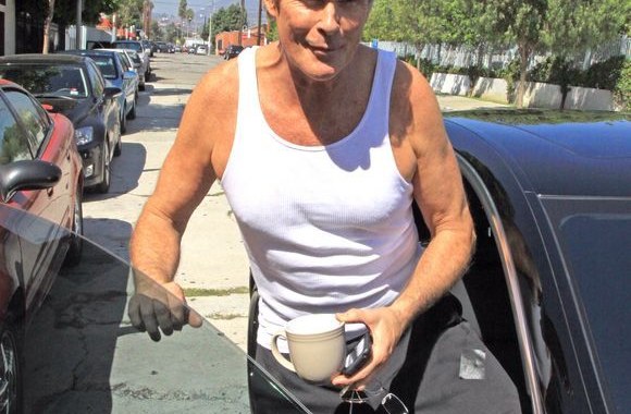 Aktorius Davidas Hasselhoffas po šokių repeticijos kavą gurkšnojo automobilyje.