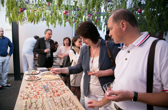 Gurmaniškų patiekalų degustacijos akimirka