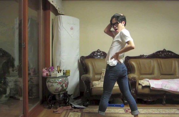 VIDEO kadras: Chrisas Koo šoka pagal Beyonce hitą