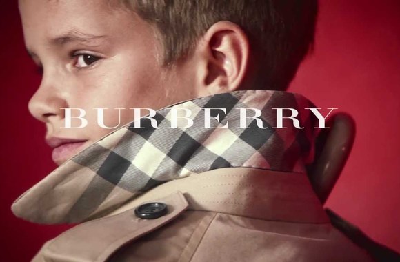 VIDEO kadras: Romeo Beckhamas „Burberry“ reklamoje