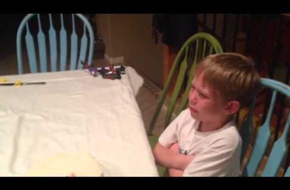 VIDEO kadras: Vaikai sužino, kad turės dar vieną sesę