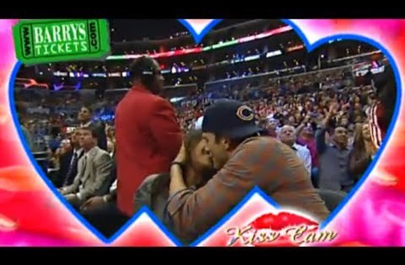 VIDEO kadras: Ashtono Kutcherio ir Milos Kunis bučinys per krepšinio varžybas