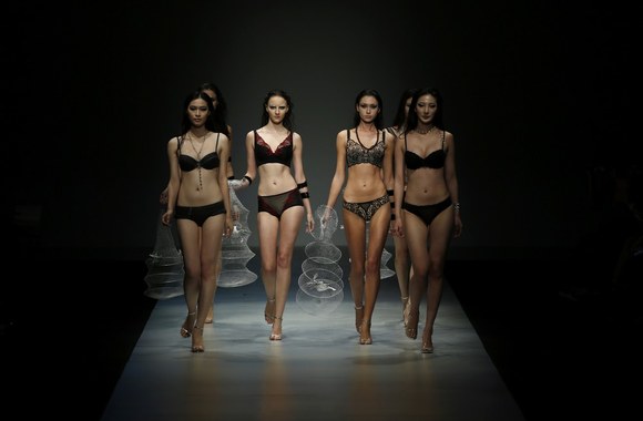 Apatinio trikotažo kolekcijos pristatymas Šanchajuje