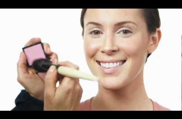 VIDEO kadras: 10 vizažistės Bobby Brown dieninio makiažo patarimų: