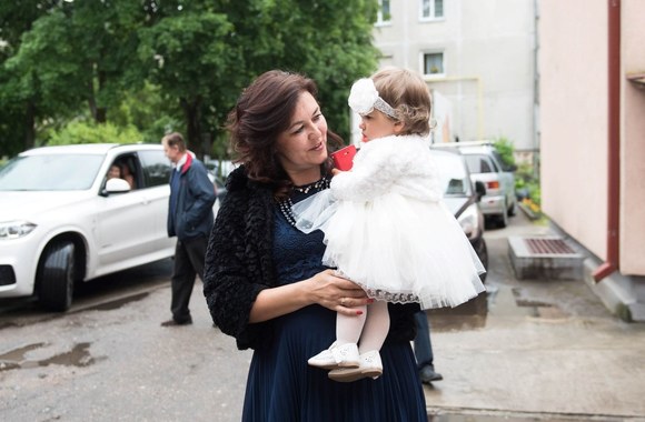 Labdaros ir paramos fondo „Saulės smiltys“  Kauno „Kartų namuose“ su mamomis laikinai prisiglaudusiems vaikams  surengtų krikštynų akimirkos
