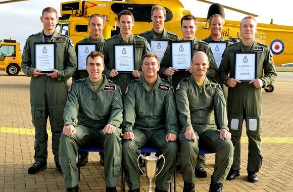 Princas Williamas taps Britanijos karinių oro pajėgų sraigtasparnio lakūnu–gelbėtoju.