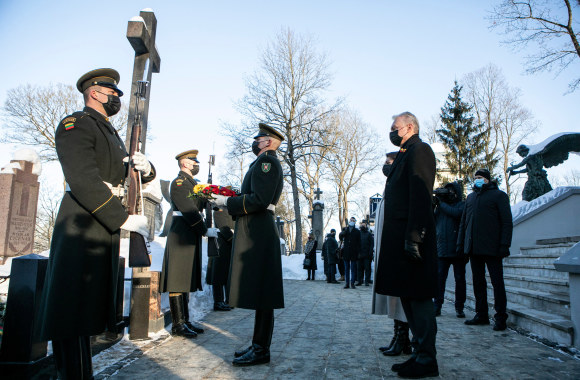 Valstybės vadovai pagerbė Vasario 16-osios Nepriklausomybės Akto signatarų atminimą Rasų kapinėse / Pauliaus Peleckio / „ŽMONĖS Foto“ nuotr.
