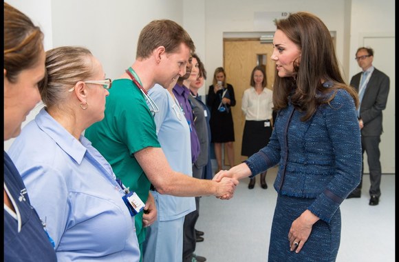 Kembridžo hercogienė Catherine aplankė teroro aukas Karališkojoje koledžo ligoninėje