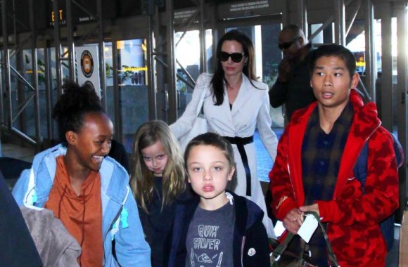 Angelina Jolie su vaikais iškeliavo į Kambodžą