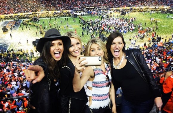 Nina Dobrev ir Julianne Hough su draugėmis