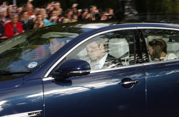 Princas Williamas ir Kembridžo hercogienė Catherine atvyksta į savo sūnaus krikštynas