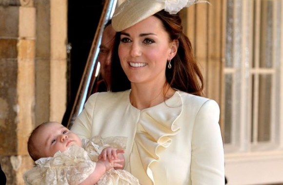 Kembridžo hercogienė Catherine su sūnumi George'u per jo krikštynas