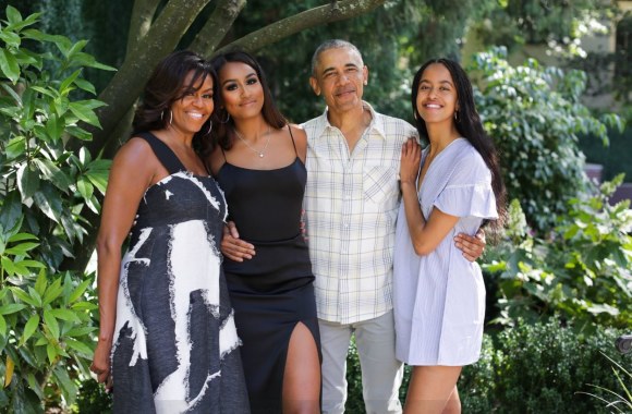 Michelle ir Barackas Obamos su dukromis: Sasha (kairėje) ir Malia (dešinėje) / Socialinių tinklų nuotr.