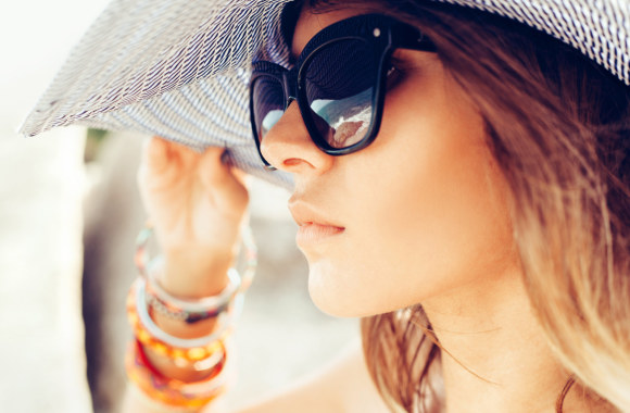 Moteris su skrybėle