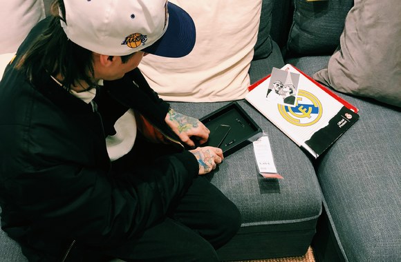 Erikas ir Gintarė „Ikea“ parduotuvėje keičia nuotraukas