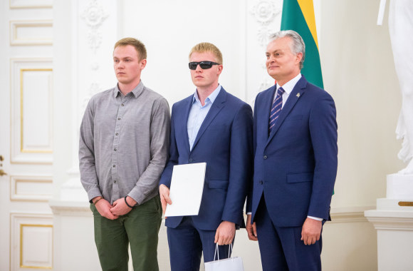 Prezidentūroje buvo apdovanoti Konstitucijos egzamino nugalėtojai/Irmanto Gelūno/„ŽMONĖS Foto“ nuotr.