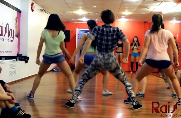 VIDEO kadras: Vaizdo klipas, kaip šokama „booty dance“ stiliumi: