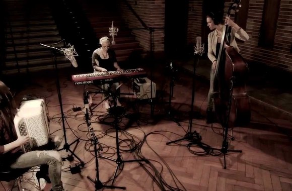 VIDEO kadras: Elaiza - Is it right