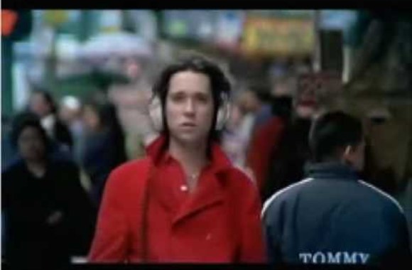 VIDEO kadras: „Cigarettes and Chocolate Milk“