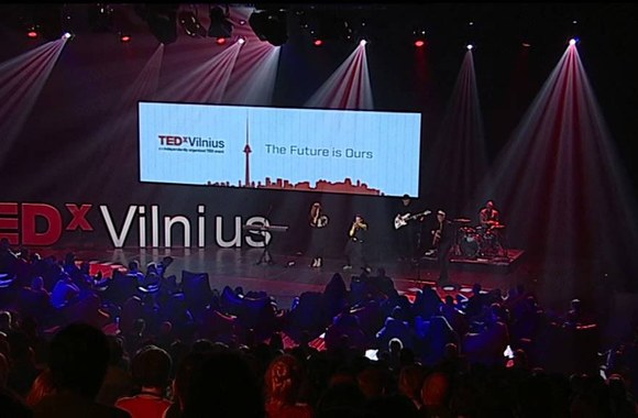 VIDEO kadras: Užsienietiškas „Liūdnų slibinų“ pasirodymas „TEDxVilnius“ konferencijoje