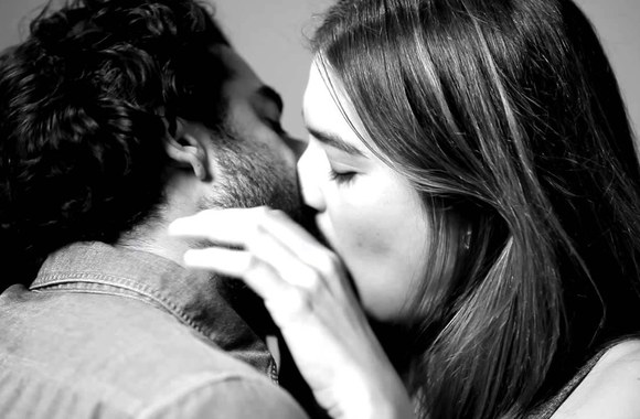 VIDEO kadras: Nepažįstamųjų pirmasis bučinys