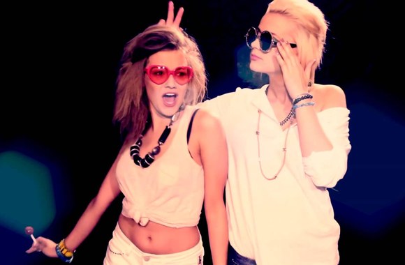 VIDEO kadras: Dar“ merginos Kristina ir Indrė pristato dainą „Muzikos gylis“: