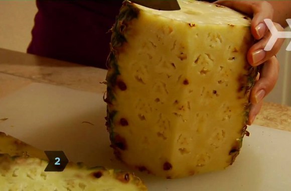 VIDEO kadras: Kaip nulupti ir supjaustyti ananasą