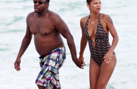 Dainininkas Bobby Brownas su žmona 