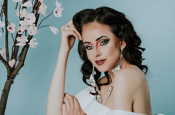 Ekstravagantiškos vestuvinių suknelių fotosesijos akimirka