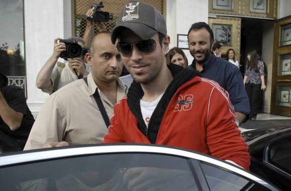 Enrique Iglesias apsuptas fotografų