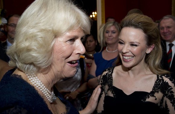Kornvalio hercogienė Camilla (kairėje) ir Kylie Minogue