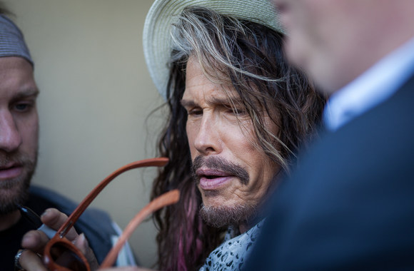 Stevenas Tyleris su „Coocoomos“ akiniais 