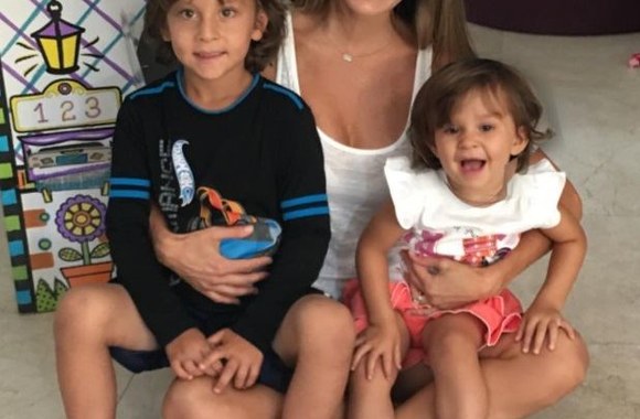 Natalia Streignard su sūnumi Jacques'u ir dukra Gia