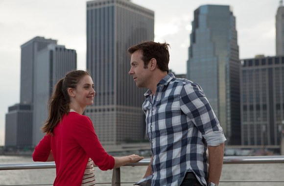 Alison Brie ir Jasonas Sudeikis komedijoje „Dėl visko kaltas seksas“