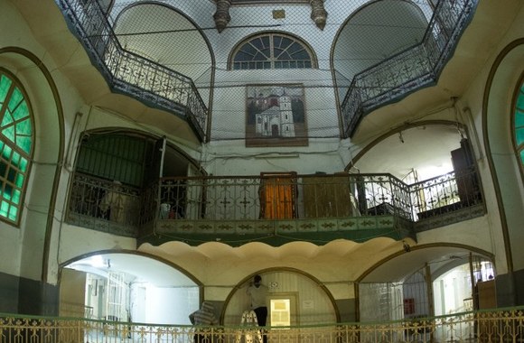 Menininkė Jolita Vaitkutė Lukiškių kalėjime dėliojo H.Daktaro ir V.Uspaskicho portretus