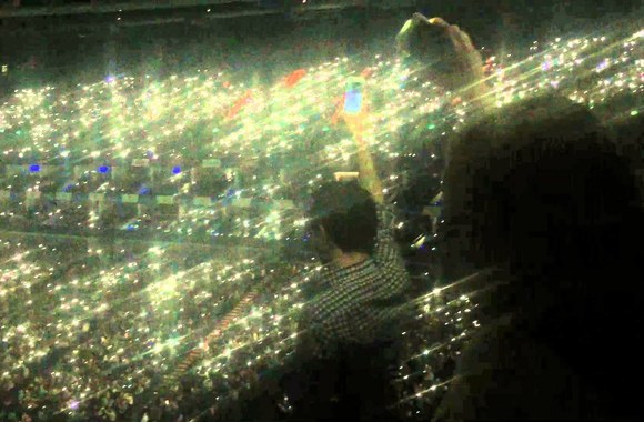 adele-per-savo-koncerta-londone-pagerbe-teroro-ispuolio-briuselyje-aukas