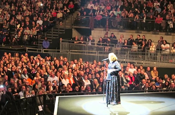 adele-per-savo-koncerta-londone-pagerbe-teroro-ispuolio-briuselyje-aukas
